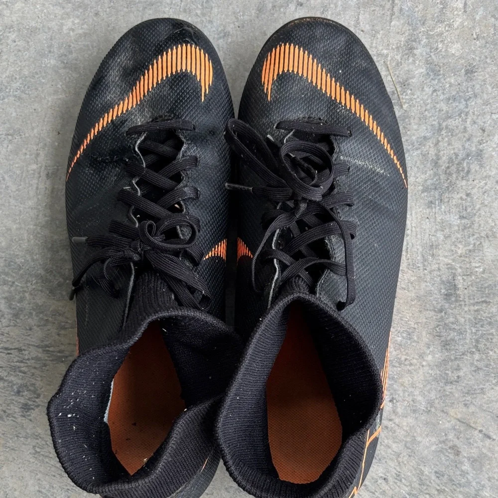 Nike Men’s Mercurial Soccer Cleats Black and Orange - size 9.5